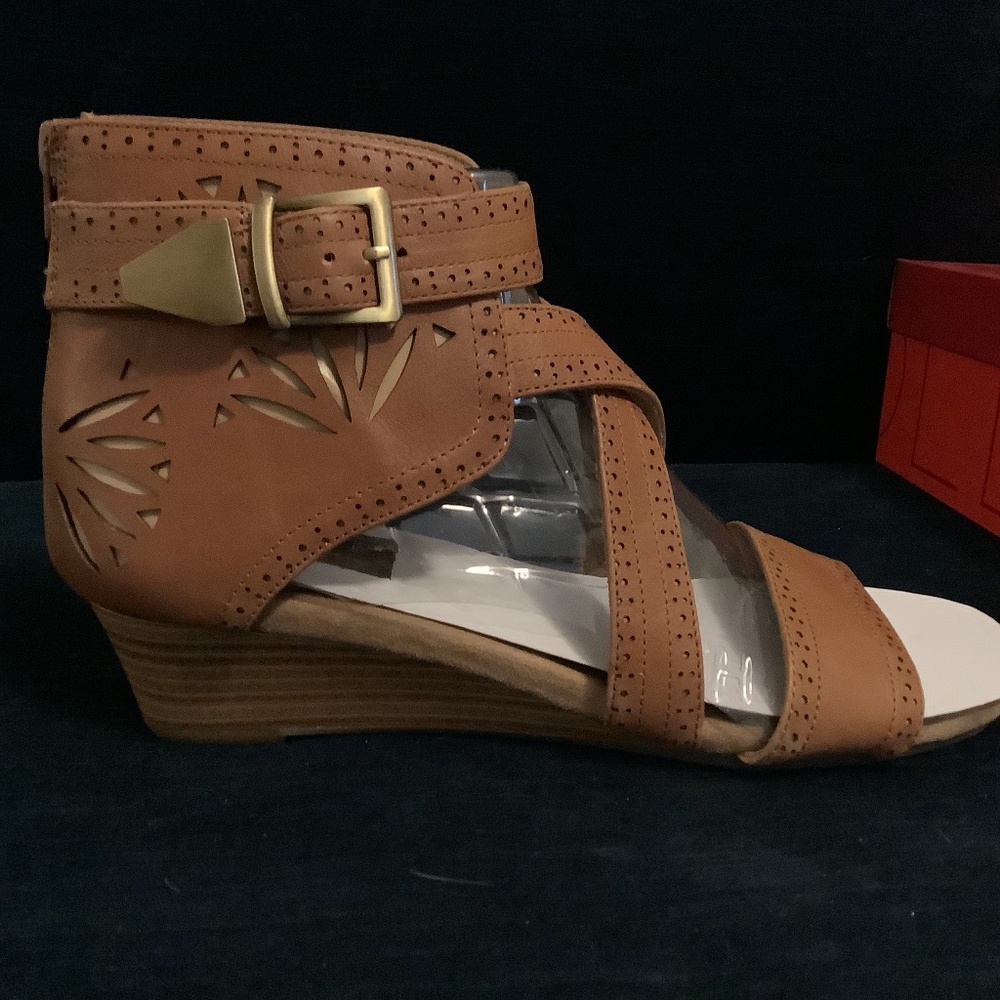 Super comfy and cute Aerosol sandals. Brand new in box
